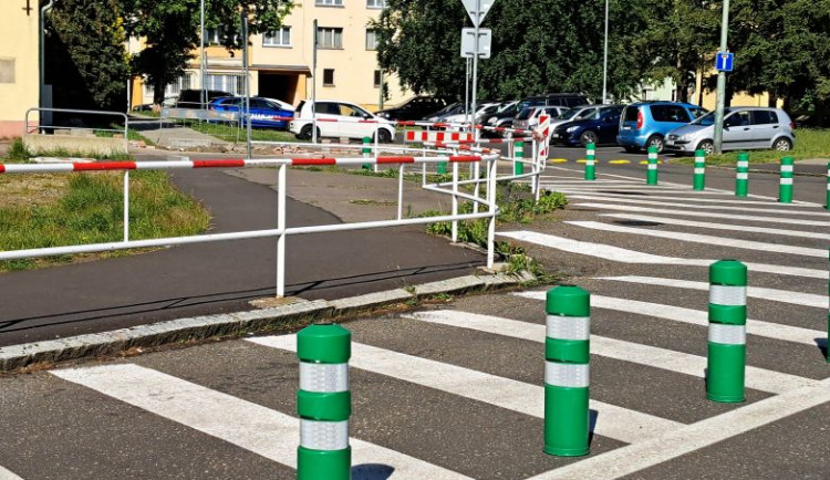 Město posílilo dopravně bezpečnostní opatření u školy v Tuhnicích