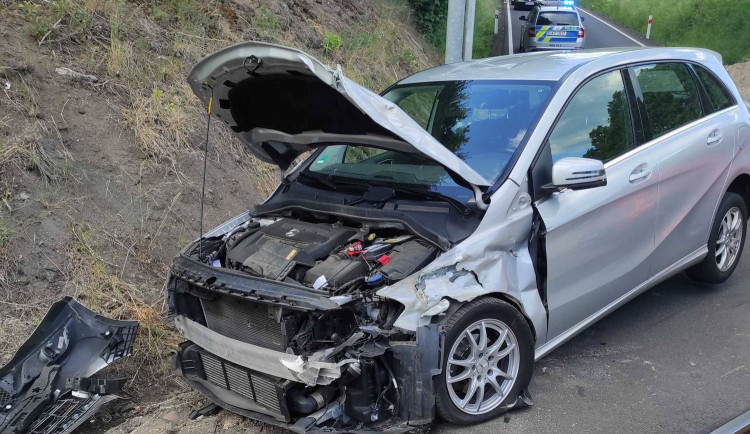 Vlak smetl osobní automobil značky Mercedes na železničním přejezdu v Hazlově