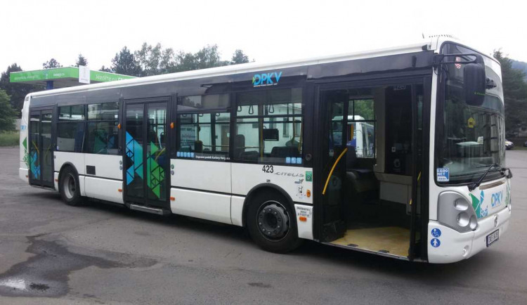 Ukrajinci už nebudou jezdit zadarmo MHD, oznámily Karlovy Vary