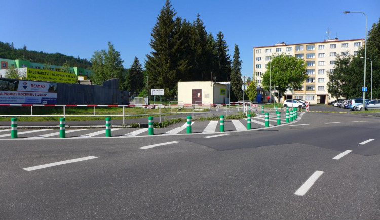 Město upravilo prostor před základní školou. Pro děti teď bude bezpečnější
