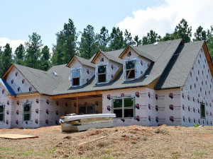 Stavba rodinného domu se prodražuje, může přibýt starších domů na prodej
