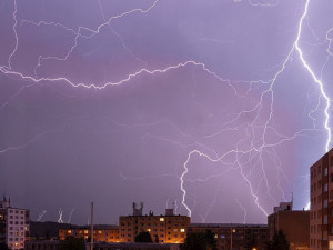 Karlovarský kraj zasáhnou silné bouřky, varovali meteorologové