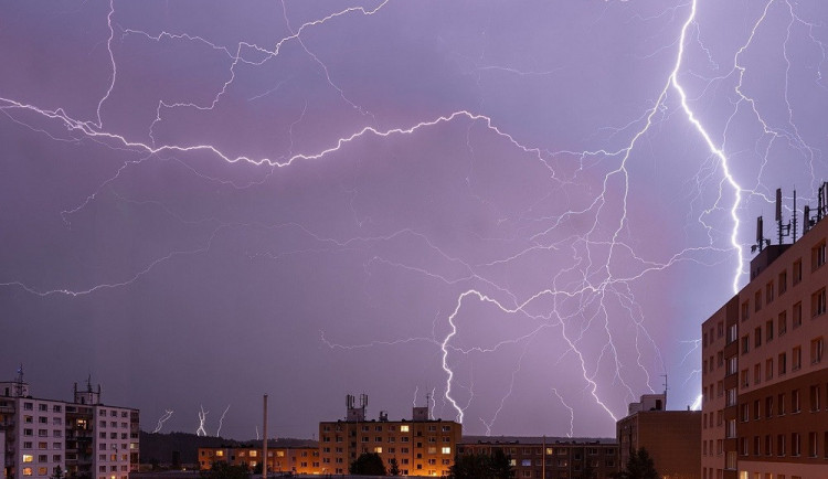 Karlovarský kraj zasáhnou silné bouřky, varovali meteorologové