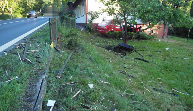 Nehoda v Damicích. Řidič nejspíš usnul, projel plotem a naboural do domu