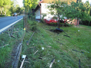 Nehoda v Damicích. Řidič nejspíš usnul, projel plotem a naboural do domu