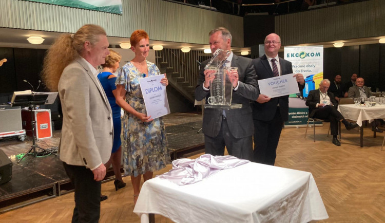 Křišťálová popelnice se stěhuje z východních Čech. Nejlépe třídili lidé v Uherském Hradišti.