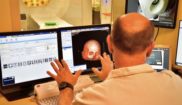 Urgentní příjem Nemocnice v Karlových Varech má nové CT. Zařízení vyšlo na více než 30 milionů