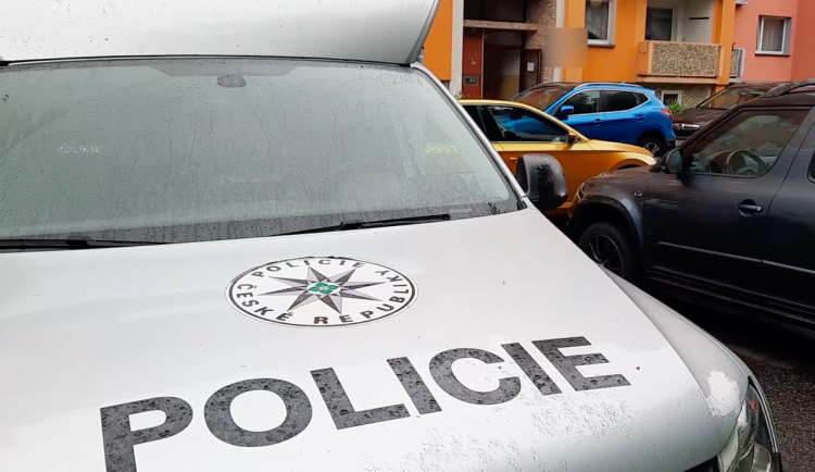 Policie obvinila z vraždy muže, který nožem napadl jiného muže v Aši.