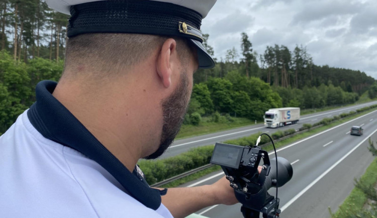 Až na jeden kilometr vidí policisté speciálním dalekohledem, zda řidič telefonuje za jízdy a není připoutaný