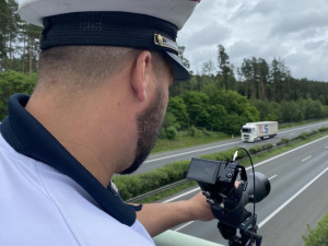 Až na jeden kilometr vidí policisté speciálním dalekohledem, zda řidič telefonuje za jízdy a není připoutaný