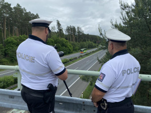 Až na jeden kilometr vidí policisté speciálním dalekohledem, zda řidič telefonuje za jízdy a není připoutaný