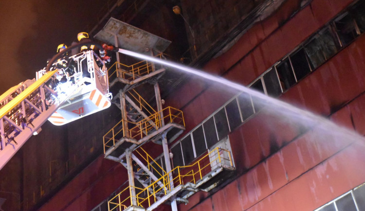 Hasiči zasahovali u požáru sušící věže na uhlí