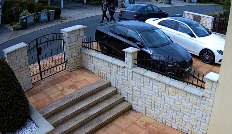 Policie pátrá po dvojici mužů. Mohou pomoct s vyšetřováním vloupání