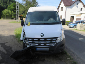 Během řízení se snažil vyhnat hmyz z auta. Mladý řidič způsobil škodu za 110 tisíc korun