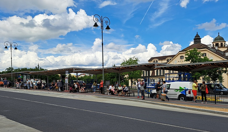 V Karlových Varech začal po rekonstrukci sloužit dopravní terminál u Tržnice