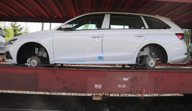 Kuriozní krádež objasněna. Zloděj očesal auta na nákladním vlaku, hrozí mu až dva roky za mřížemi.