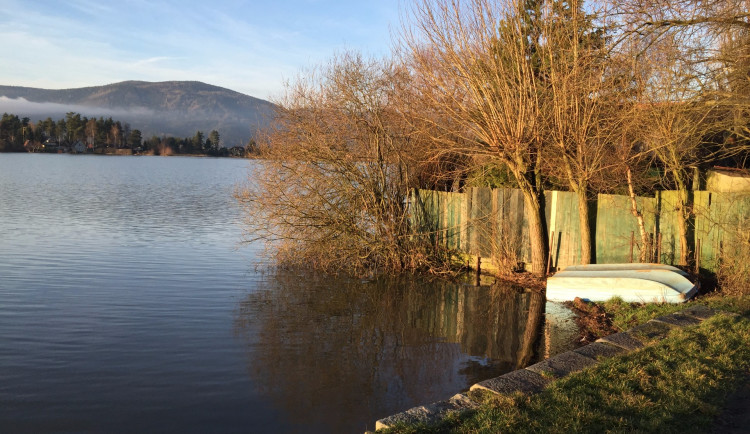 Ve Velkém rybníce v Karlovarském kraji se zhoršila kvalita vody.