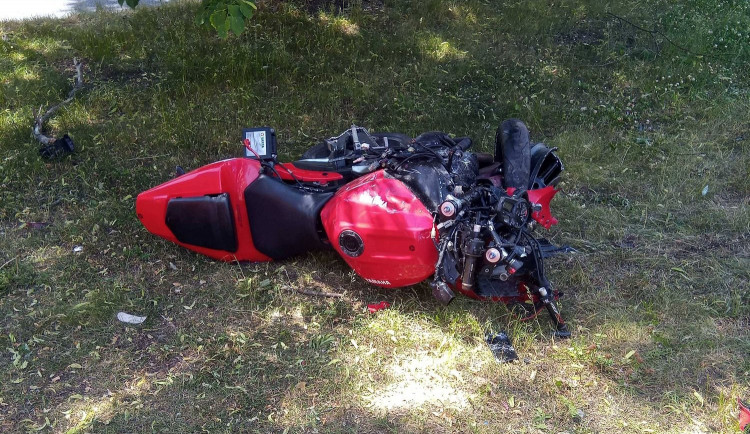 V Nejdku narazil motocyklista do zaparkovaného auta. Na místě zemřel
