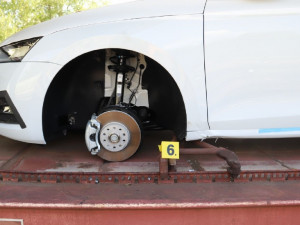 Muž odmontoval a ukradl čtyři kola ze dvou vozidel. Hrozí mu dva roky vězení