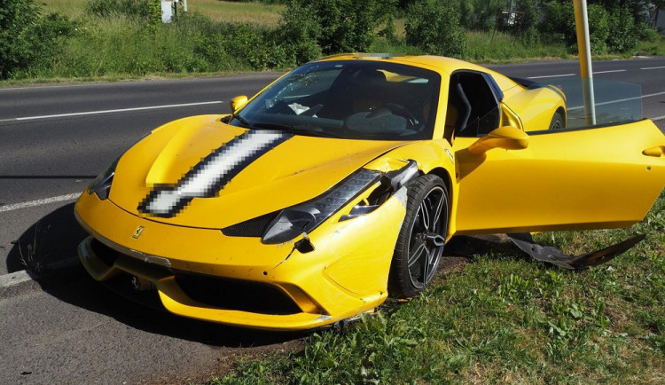 Řidič naboural Ferrari, předběžná škoda je přes dva miliony korun