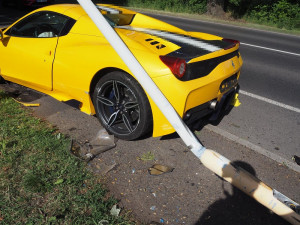 Řidič naboural Ferrari, škoda je přes dva miliony korun