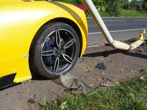 Řidič naboural Ferrari, škoda je přes dva miliony korun