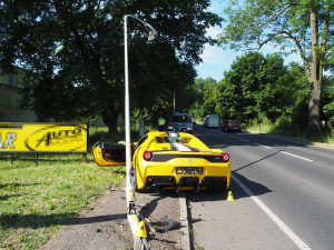 Řidič naboural Ferrari, škoda je přes dva miliony korun