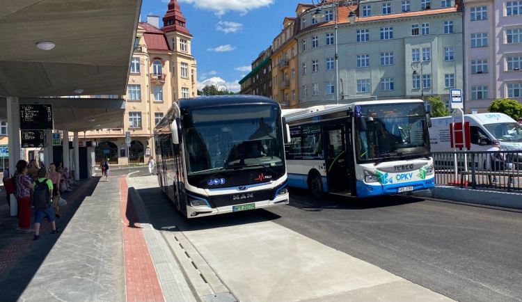 Karlovarský dopravní podnik hledí do budoucnosti, na linkách testuje první elektrobus