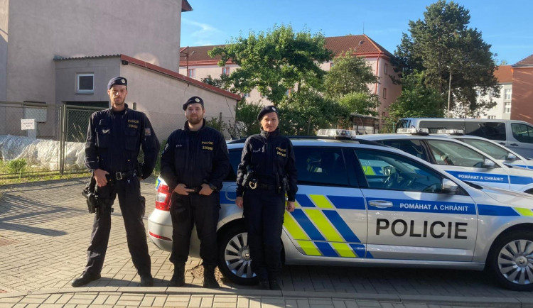 Sebevražedný skok z mostu rozmlouvala trojice policistů muži, který stal na zábradlí
