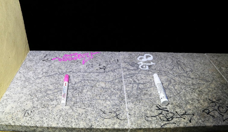 Barevnými fixami počmáral vandal žulový parapet rozhledny, policisté ho zadrželi bezprostředně po činu