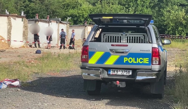 Souboj dvou mužů mezi garážemi skončil smrtí. Obviněnému hrozí vězení až na 16 let
