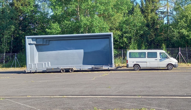 Řidič převážel obří bazén, svým nákladem porušil maximální povolené rozměry a neměl potřebné povolení