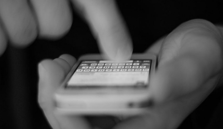 Podvodníci mají nový fígl, pokusí se vás obrat o peníze přes SMS zprávy