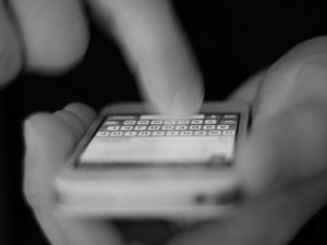 Podvodníci mají nový fígl, pokusí se vás obrat o peníze přes SMS zprávy