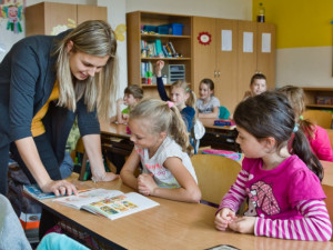 Končící školní rok ovlivnily epidemie covidu-19 i příchod uprchlíků z Ukrajiny