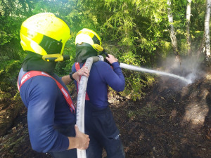 U Stříbrné na Sokolovsku pomáhal hasit požár lesa v nepřístupném terénu vrtulník