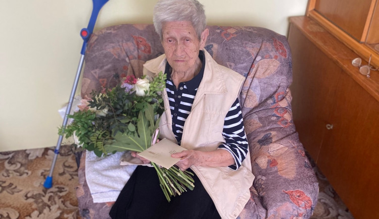 Alžběta Chaloupková z Ostrova oslavila sté narozeniny. V Číně se vyučila kloboučnicí