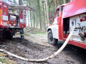 Hasiči bojovali s rozsáhlým požárem lesa osmnáct hodin. Hasit pomáhal vrtulník