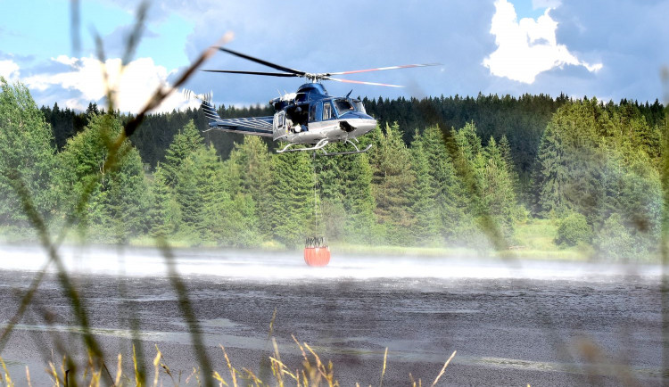 Hasiči bojovali s rozsáhlým požárem lesa osmnáct hodin. Hasit pomáhal vrtulník.