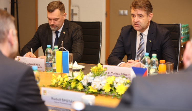 Jevhen Perebyjnis (vpravo))