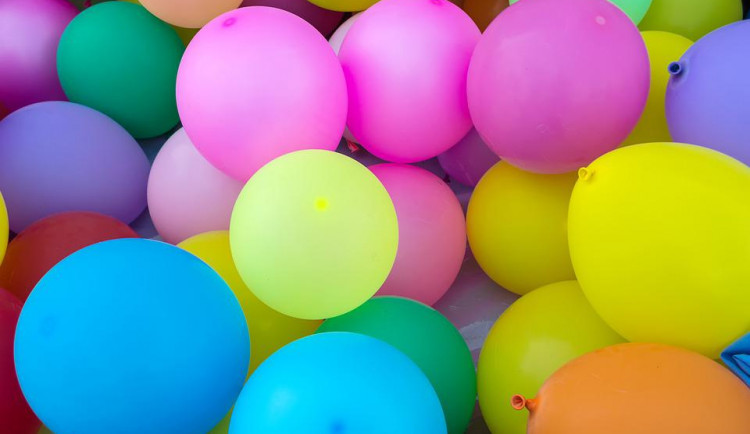 V Karlových Varech chytili pět mužů, kteří v baru prodávali balonky s rajským plynem