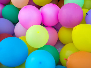 V Karlových Varech chytili pět mužů, kteří v baru prodávali balonky s rajským plynem