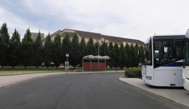 Žena s chodítkem upadla, když autobus projel zatáčkou. Policie hledá svědky