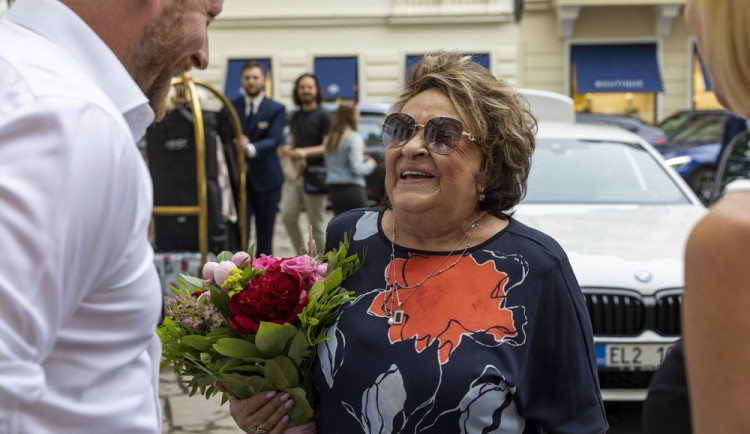 Příjezd herečky Jiřiny Bohdalové.