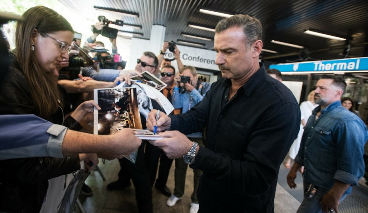 Americký herec Liev Schreiber pomáhá Ukrajině, zemi svých předků