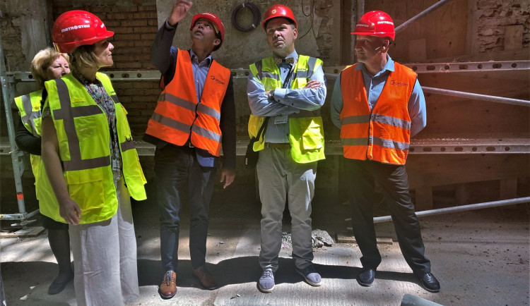 Hejtman představil ministrovi kultury pokračující obnovu Císařských lázní