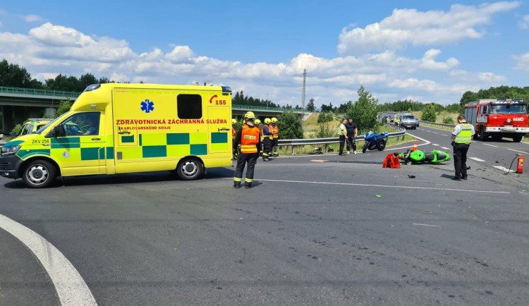 FOTO: Další zraněný motocyklista. Do plzeňské nemocnice ho transportoval vrtulník