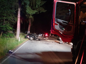 Vážná nehoda na Karlovarsku. Řidiče transportoval do nemocnice vrtulník