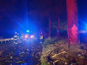 Vážná nehoda na Karlovarsku. Řidiče transportoval do nemocnice vrtulník