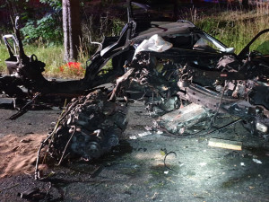 Vážná nehoda na Karlovarsku. Řidiče transportoval do nemocnice vrtulník